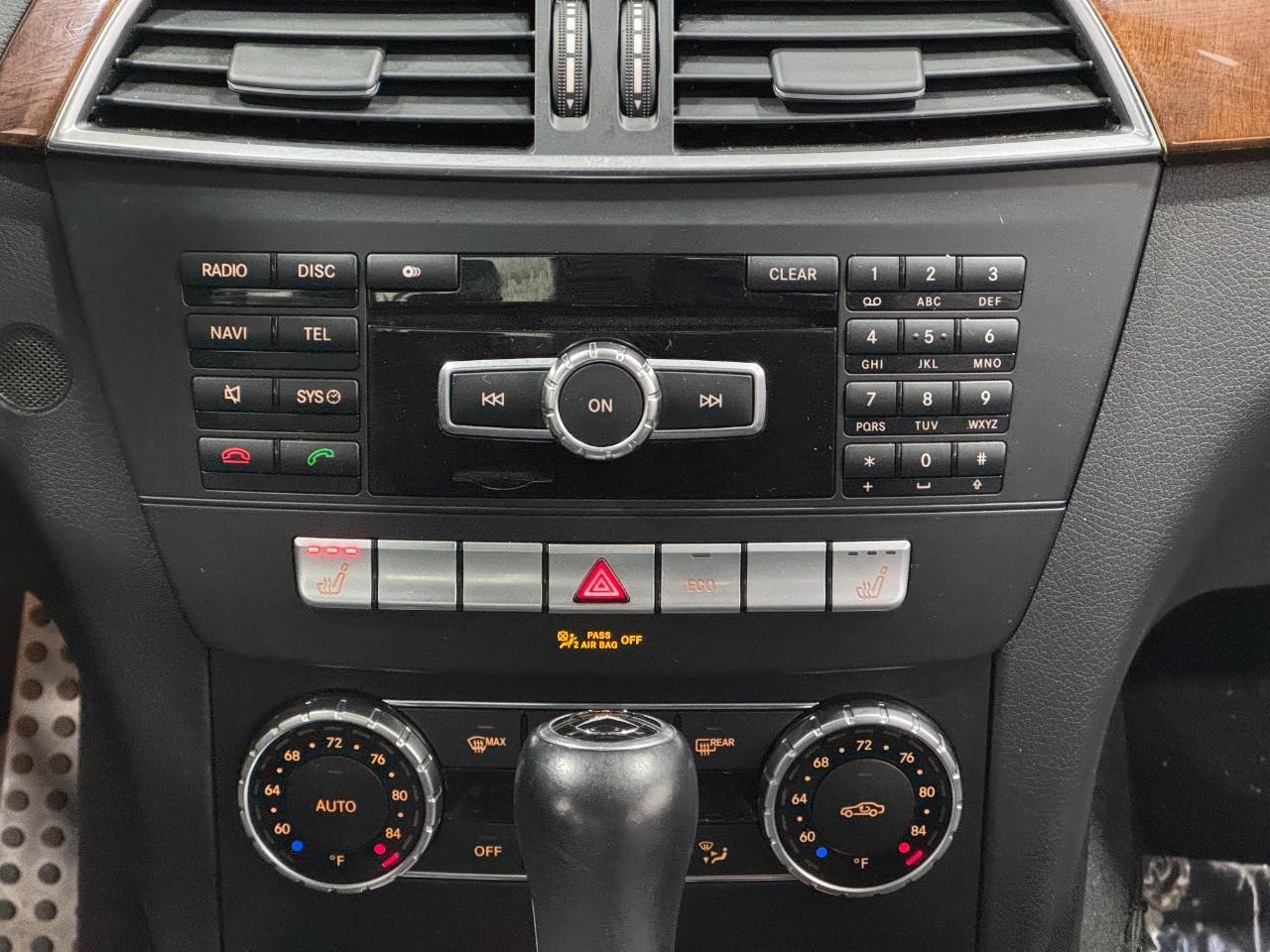 Mercedes-Benz C-Class Vehicle Full-screen Gallery Image 15