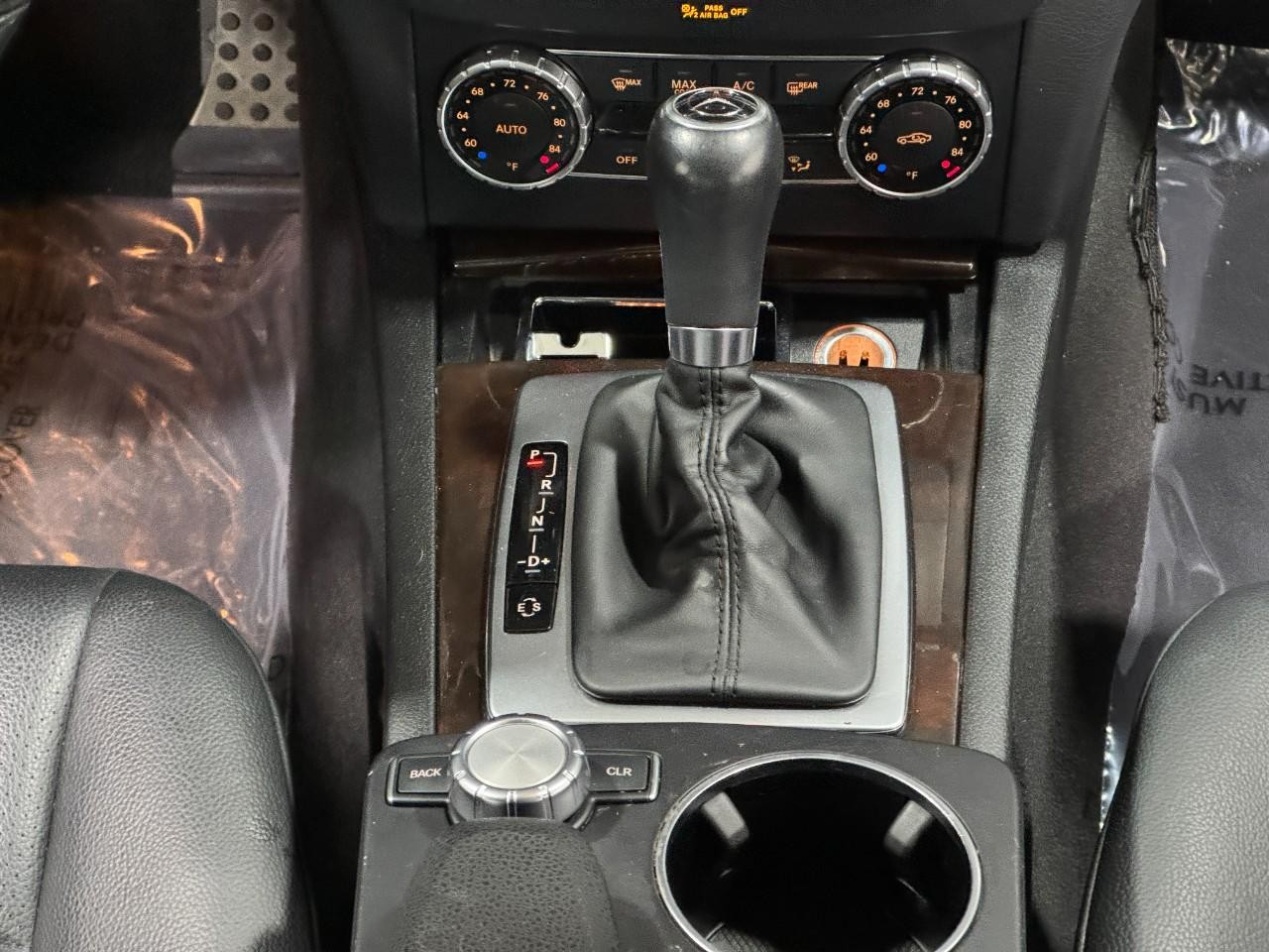 Mercedes-Benz C-Class Vehicle Full-screen Gallery Image 16