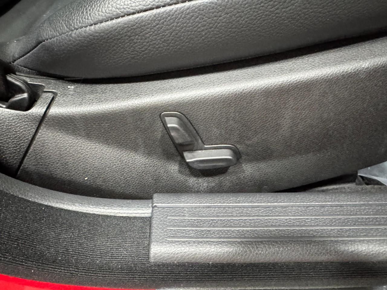 Mercedes-Benz C-Class Vehicle Full-screen Gallery Image 19