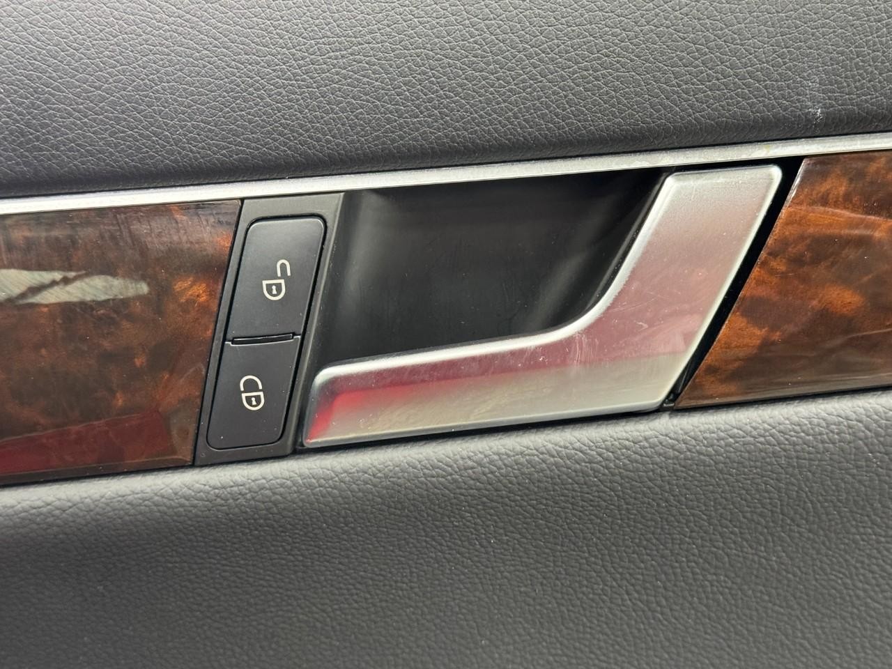 Mercedes-Benz C-Class Vehicle Full-screen Gallery Image 20