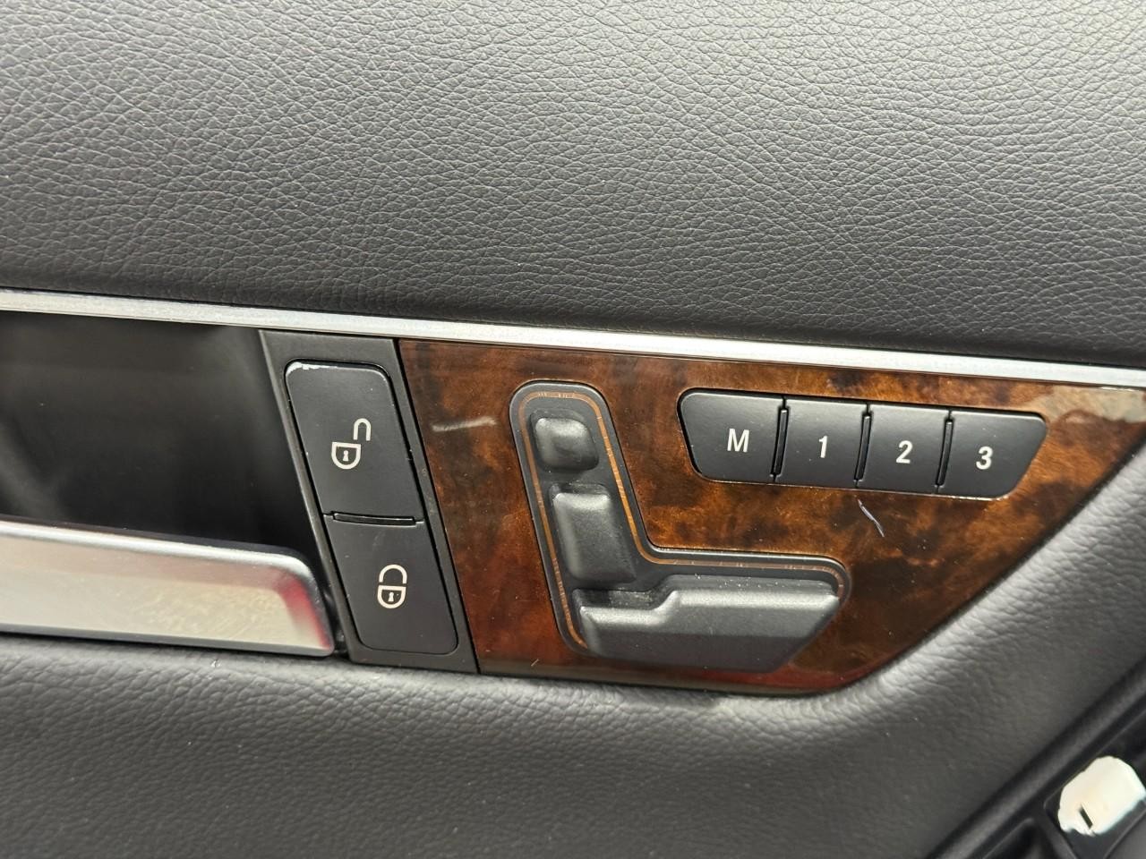 Mercedes-Benz C-Class Vehicle Full-screen Gallery Image 22