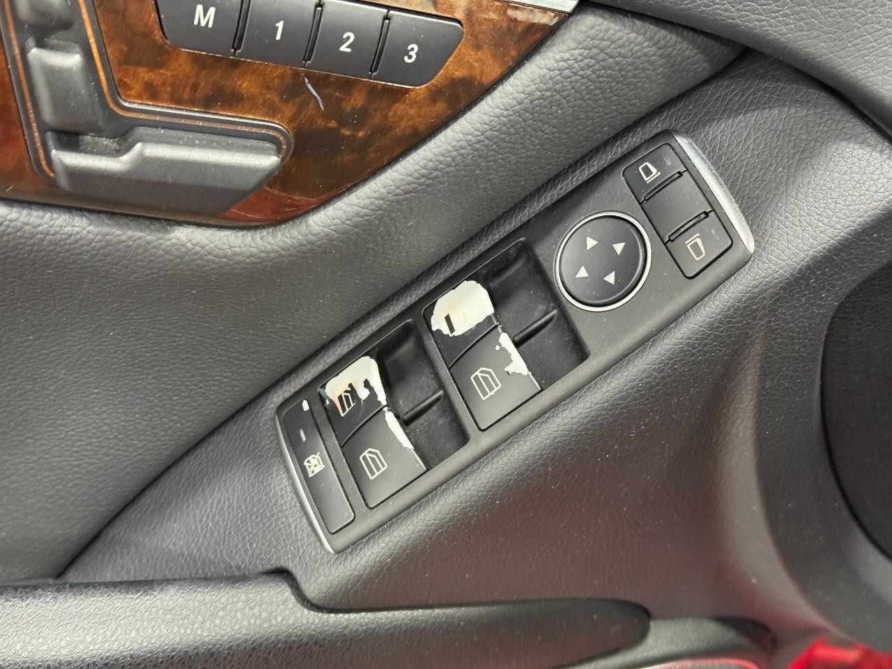 Mercedes-Benz C-Class Vehicle Full-screen Gallery Image 23