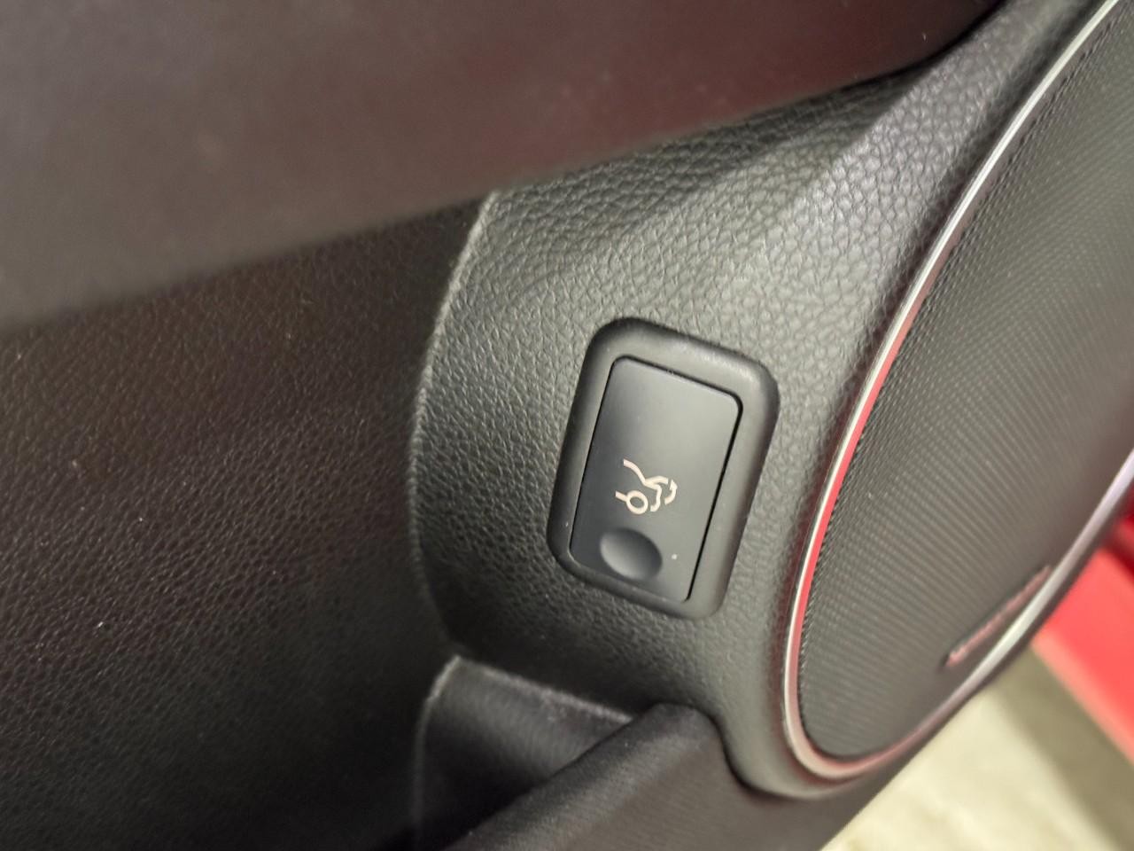 Mercedes-Benz C-Class Vehicle Full-screen Gallery Image 24