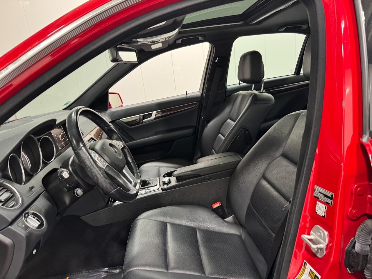 Mercedes-Benz C-Class Vehicle Full-screen Gallery Image 26