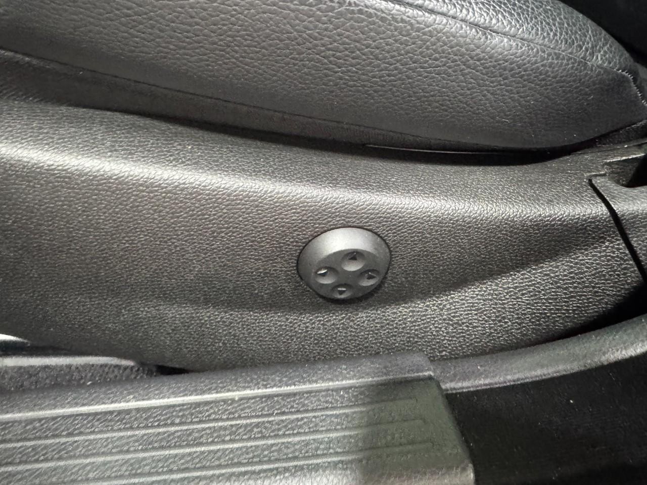 Mercedes-Benz C-Class Vehicle Full-screen Gallery Image 28