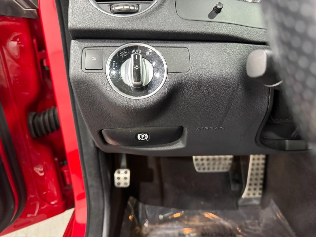 Mercedes-Benz C-Class Vehicle Full-screen Gallery Image 29