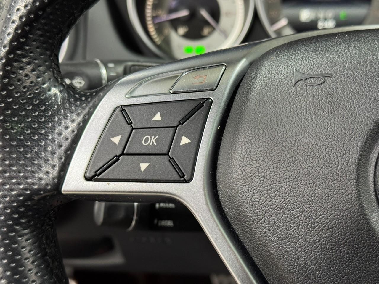 Mercedes-Benz C-Class Vehicle Full-screen Gallery Image 31