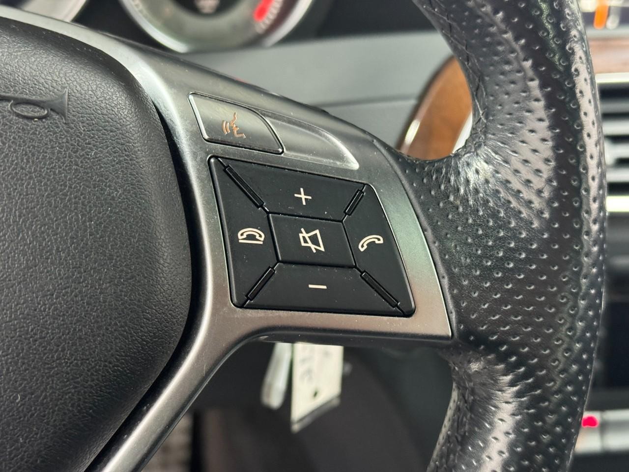 Mercedes-Benz C-Class Vehicle Full-screen Gallery Image 32