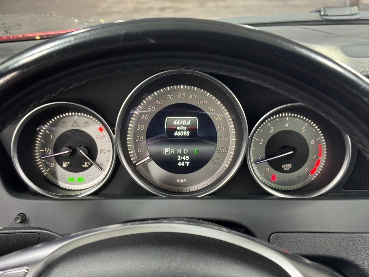 Mercedes-Benz C-Class Vehicle Full-screen Gallery Image 33