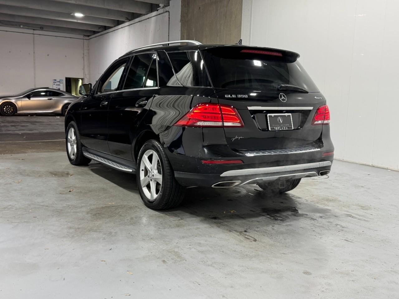 Mercedes-Benz GLE Vehicle Full-screen Gallery Image 3