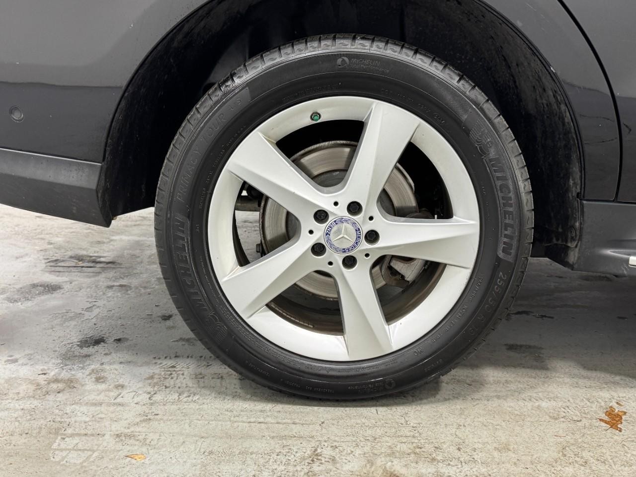 Mercedes-Benz GLE Vehicle Full-screen Gallery Image 5