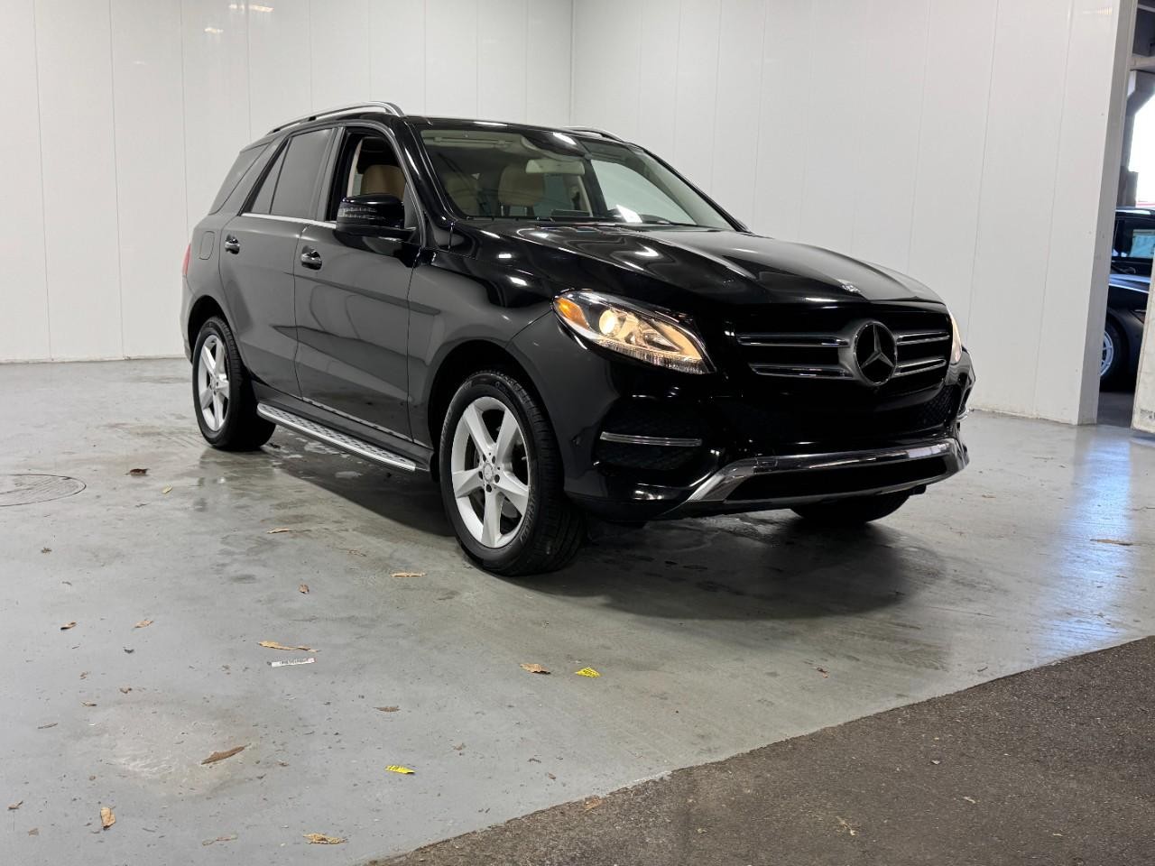 Mercedes-Benz GLE Vehicle Full-screen Gallery Image 6