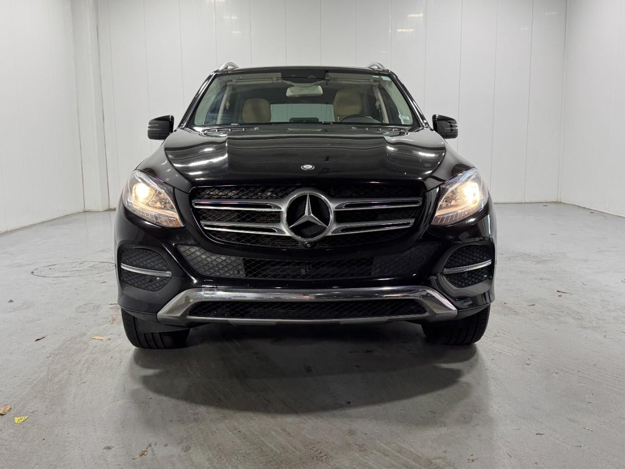 Mercedes-Benz GLE Vehicle Full-screen Gallery Image 7