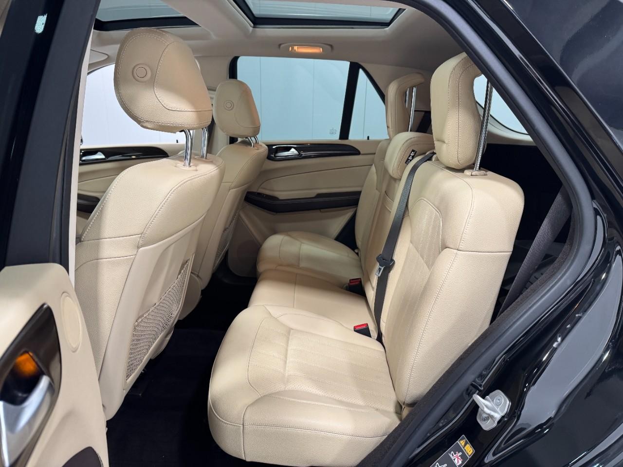 Mercedes-Benz GLE Vehicle Full-screen Gallery Image 8