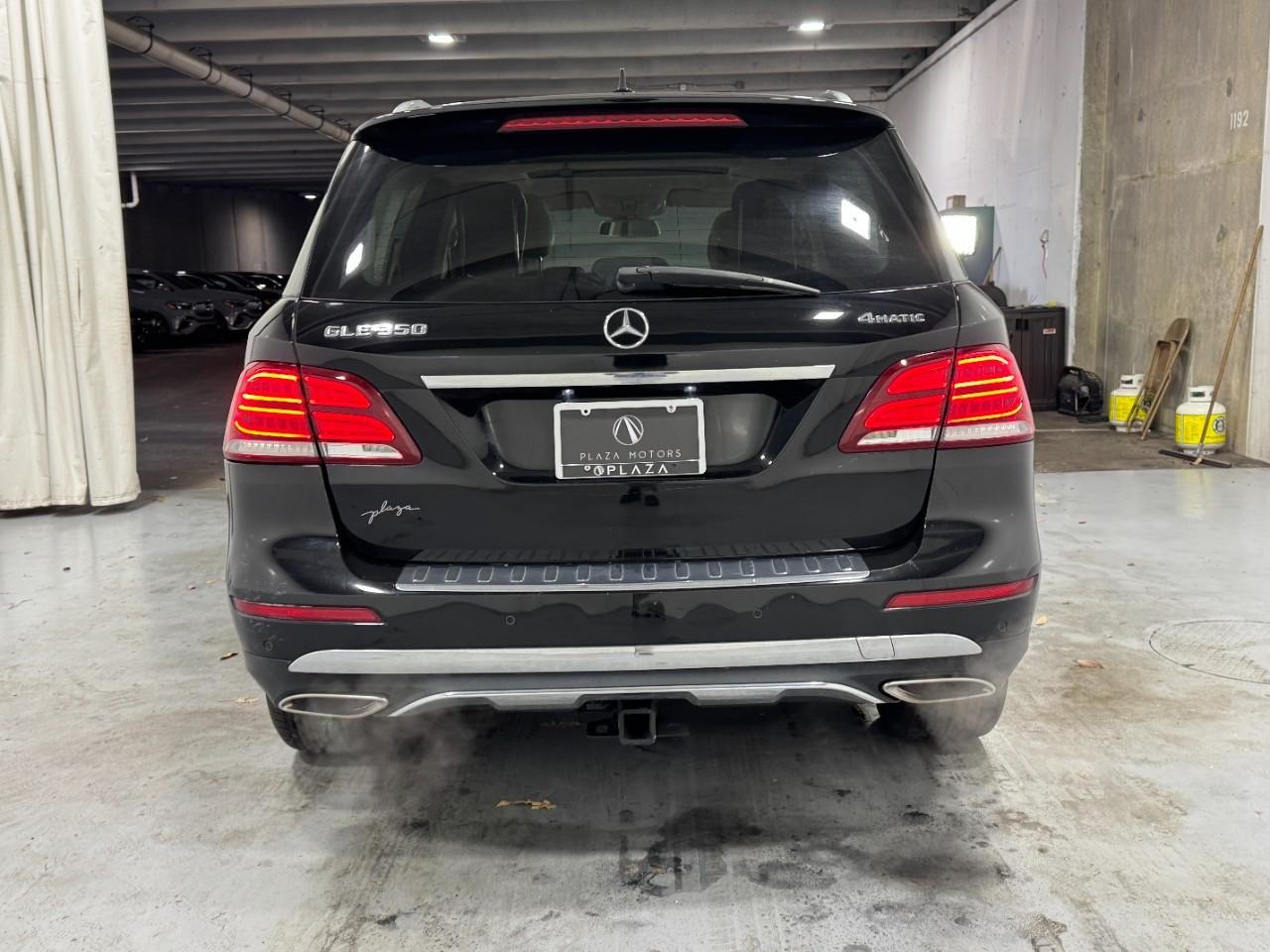 Mercedes-Benz GLE Vehicle Full-screen Gallery Image 9