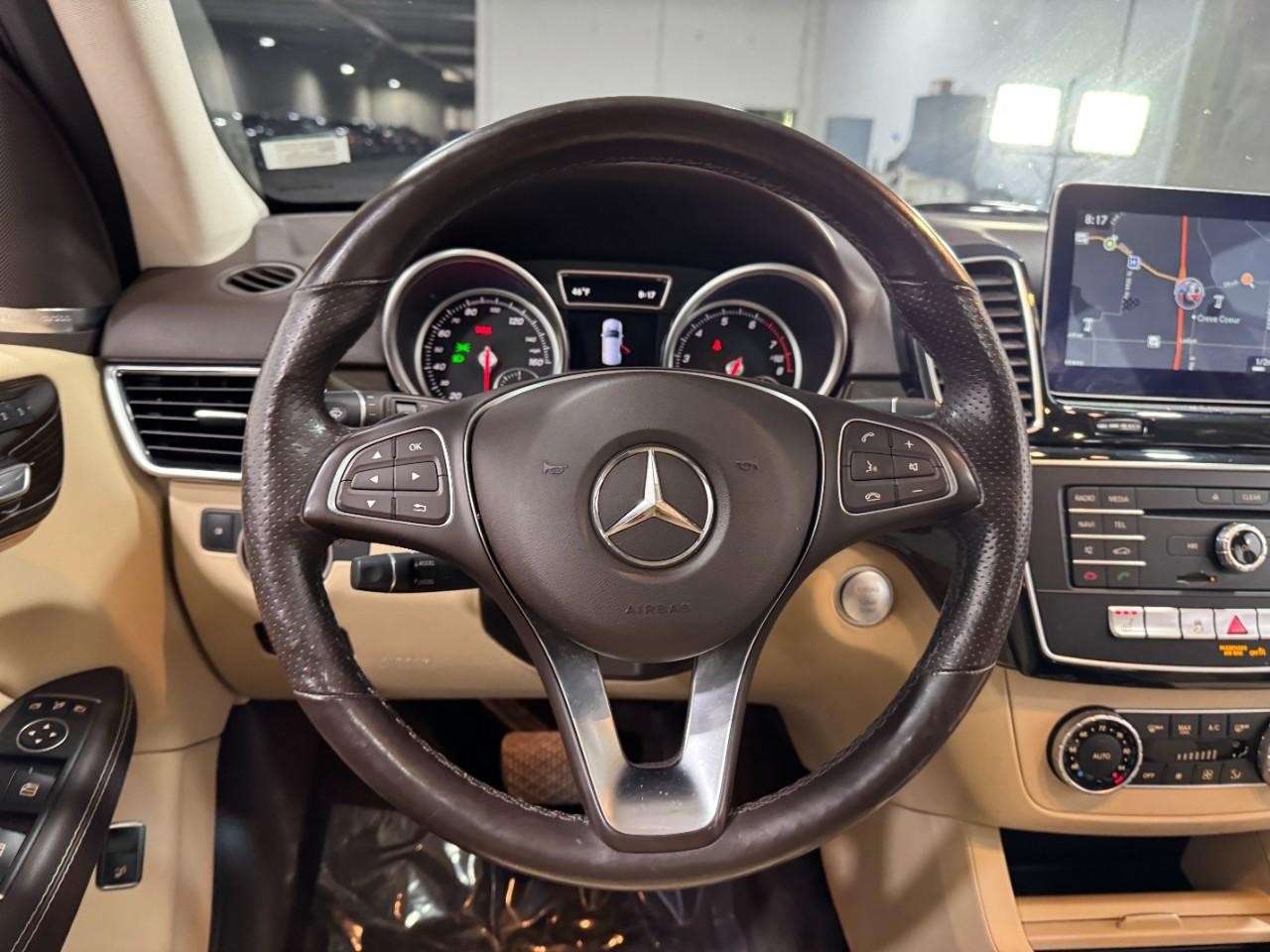 Mercedes-Benz GLE Vehicle Full-screen Gallery Image 13
