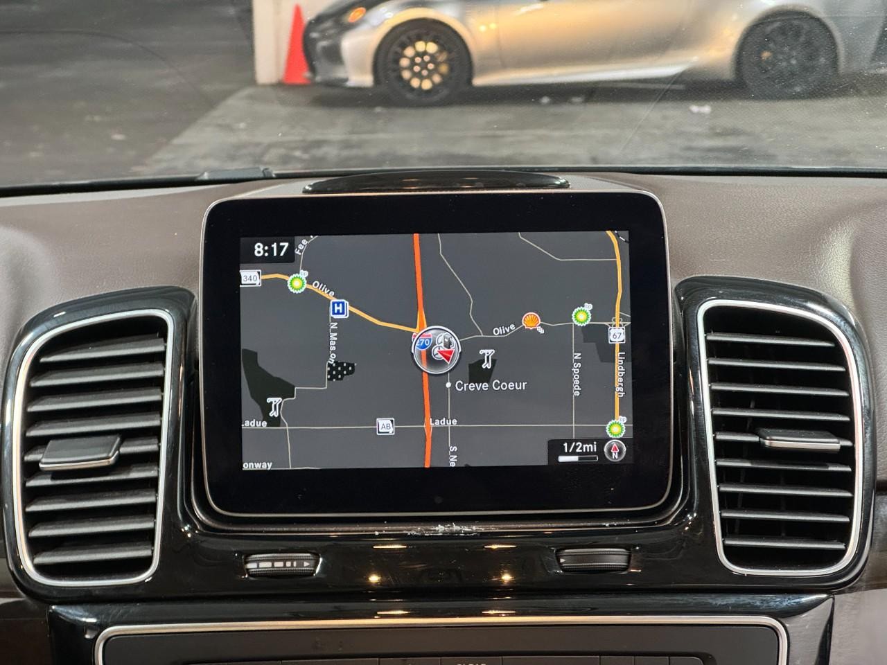 Mercedes-Benz GLE Vehicle Full-screen Gallery Image 14