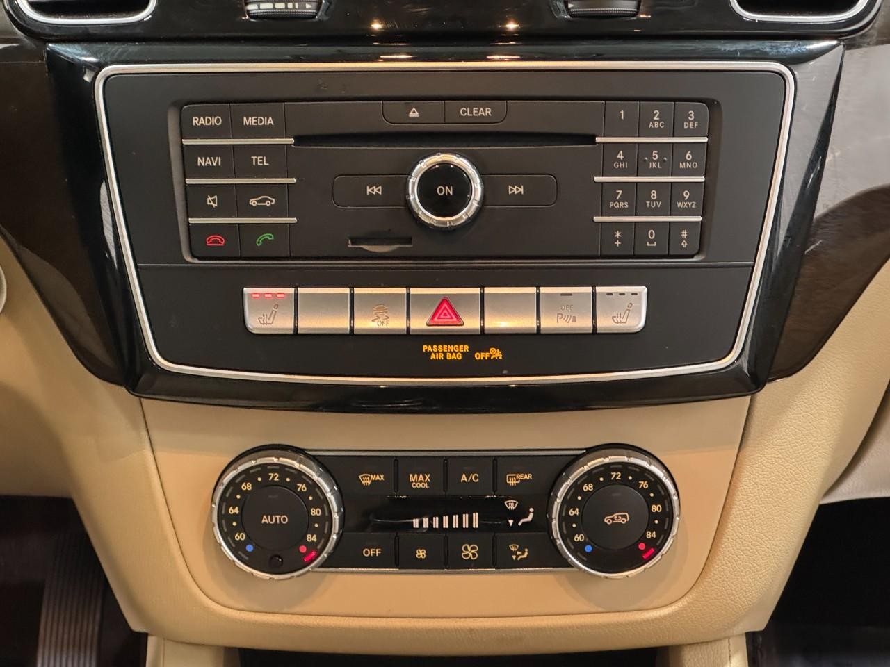 Mercedes-Benz GLE Vehicle Full-screen Gallery Image 15