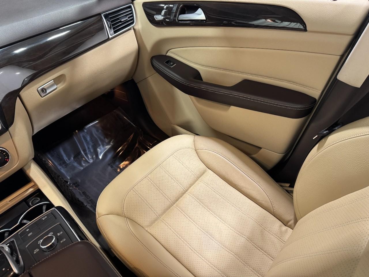 Mercedes-Benz GLE Vehicle Full-screen Gallery Image 16