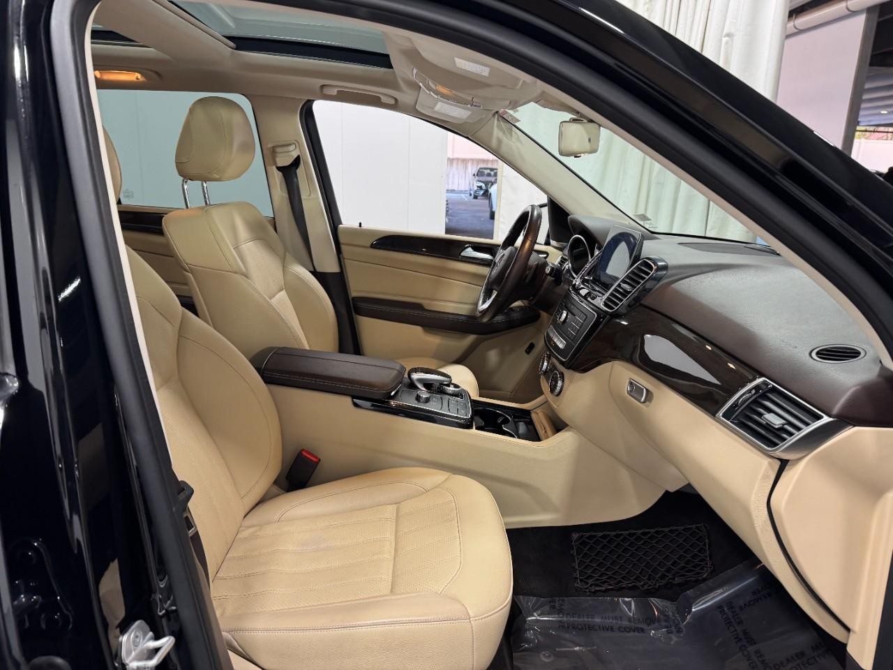 Mercedes-Benz GLE Vehicle Full-screen Gallery Image 17