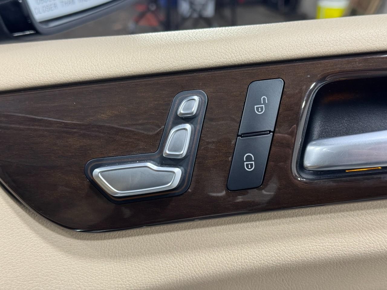 Mercedes-Benz GLE Vehicle Full-screen Gallery Image 19