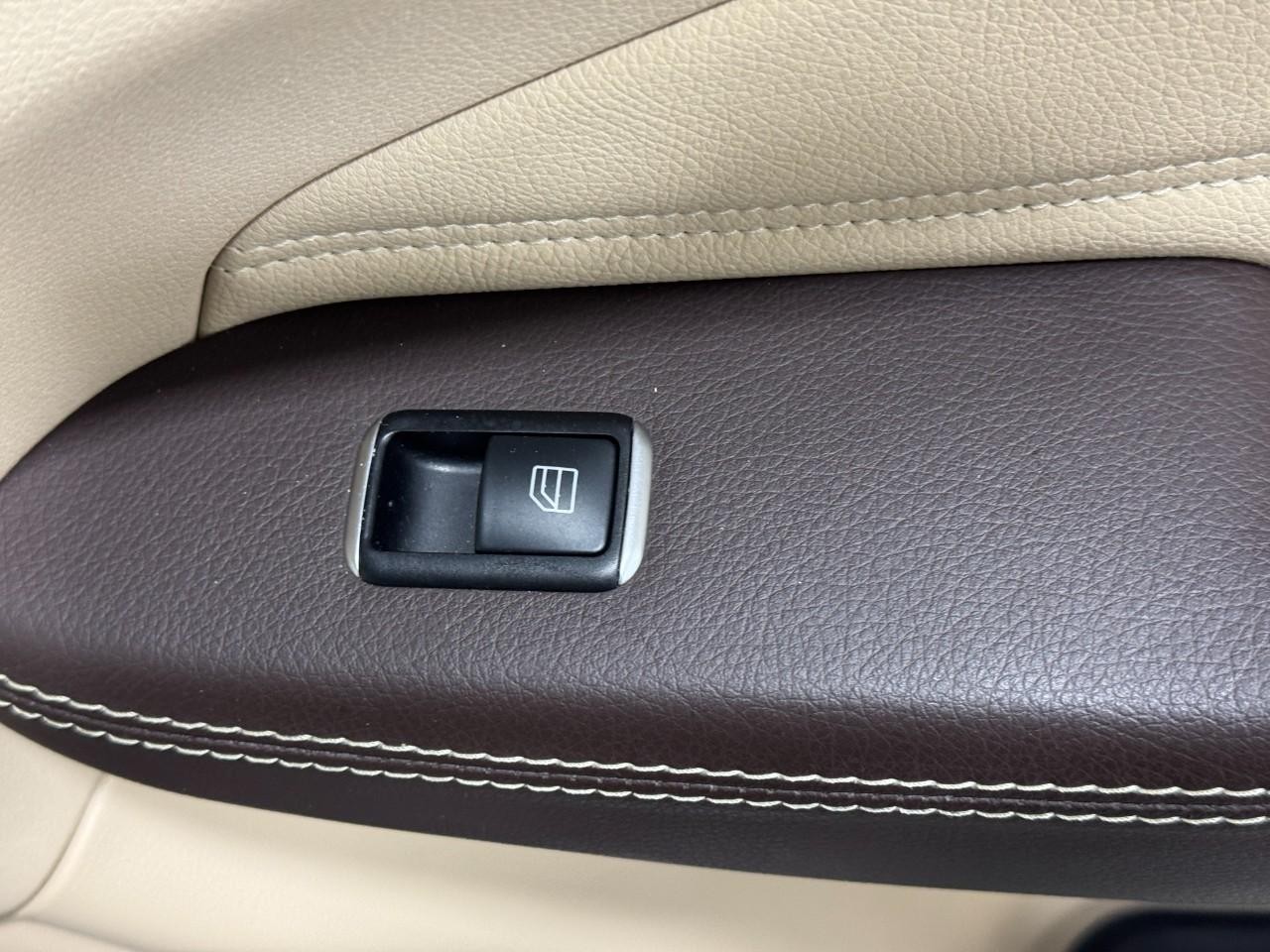 Mercedes-Benz GLE Vehicle Full-screen Gallery Image 20