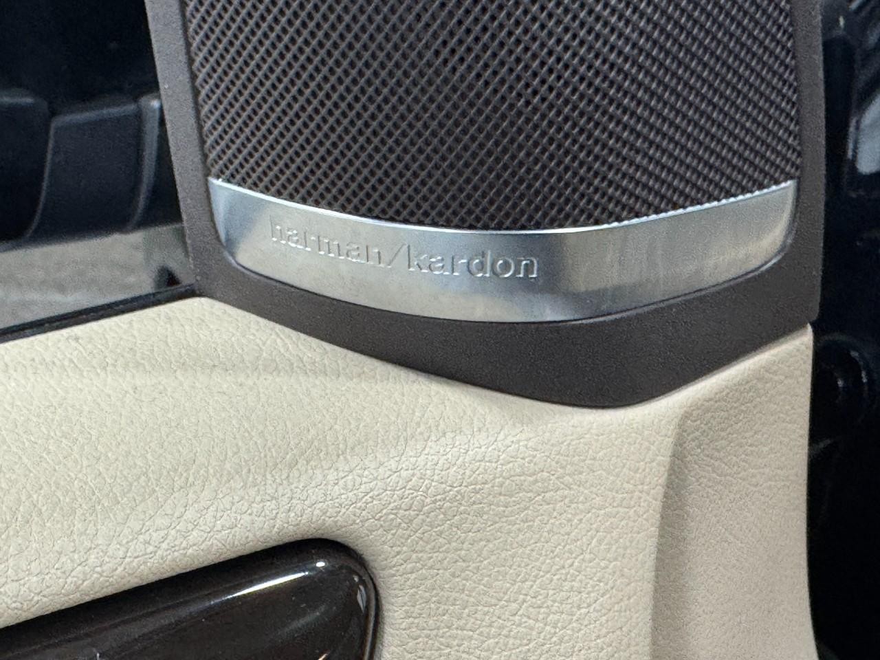 Mercedes-Benz GLE Vehicle Full-screen Gallery Image 21