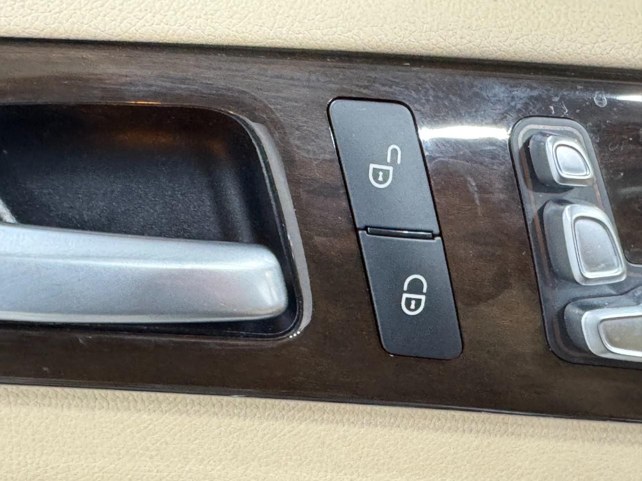 Mercedes-Benz GLE Vehicle Full-screen Gallery Image 23