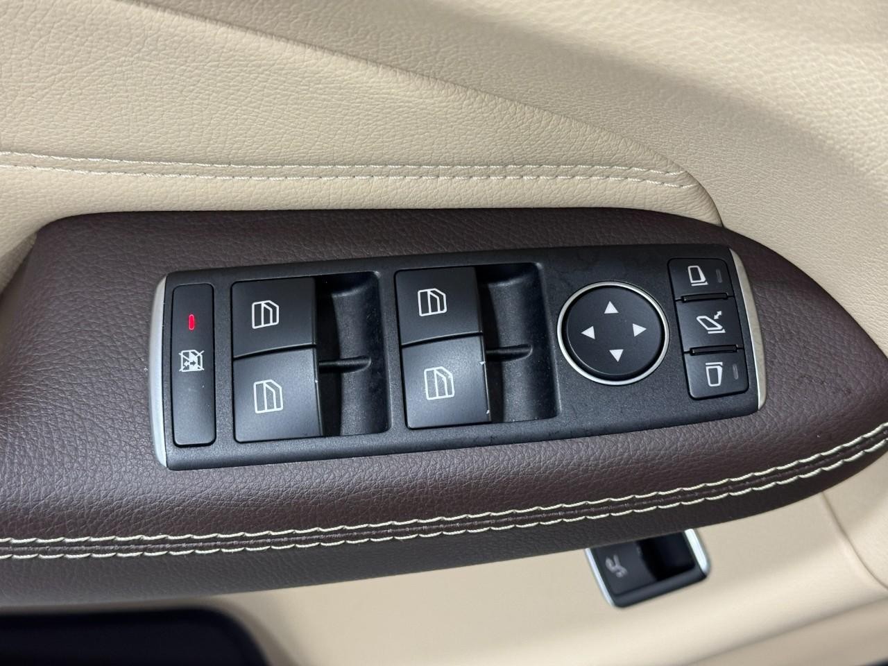 Mercedes-Benz GLE Vehicle Full-screen Gallery Image 24