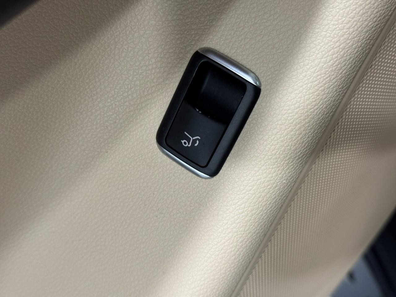 Mercedes-Benz GLE Vehicle Full-screen Gallery Image 25