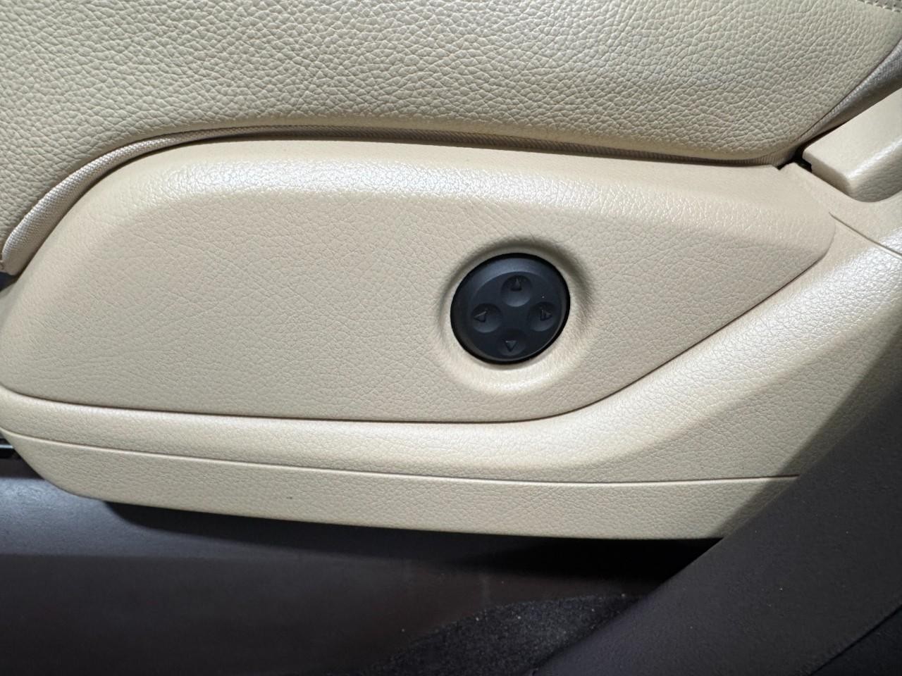 Mercedes-Benz GLE Vehicle Full-screen Gallery Image 28