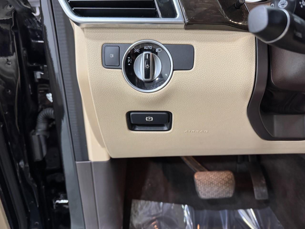 Mercedes-Benz GLE Vehicle Full-screen Gallery Image 29