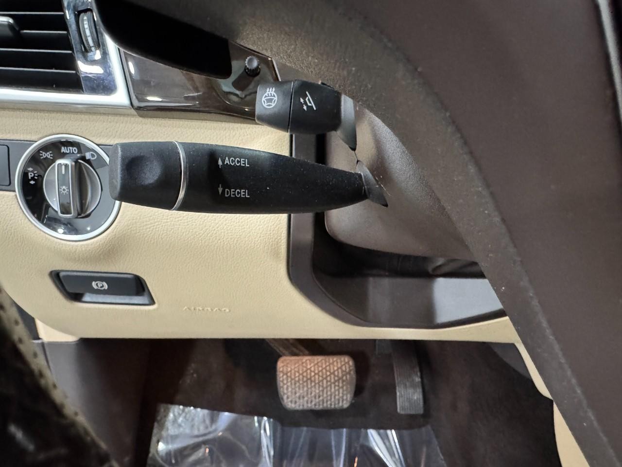 Mercedes-Benz GLE Vehicle Full-screen Gallery Image 30