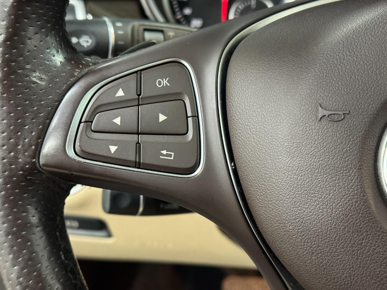 Mercedes-Benz GLE Vehicle Full-screen Gallery Image 31