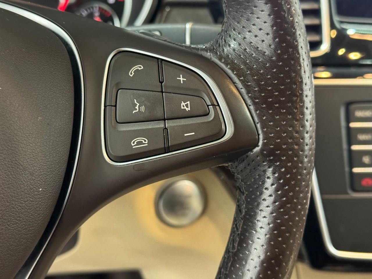 Mercedes-Benz GLE Vehicle Full-screen Gallery Image 32