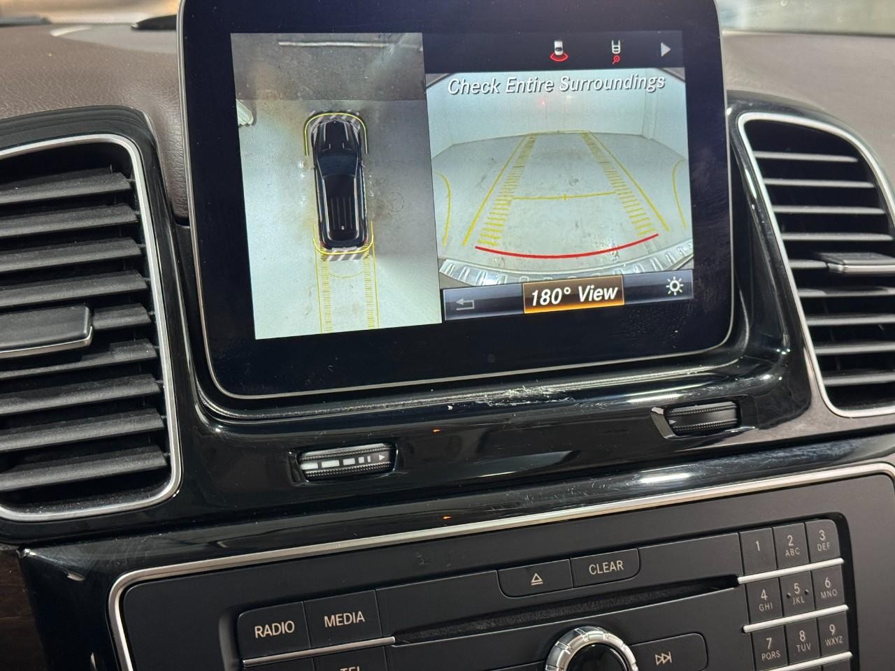 Mercedes-Benz GLE Vehicle Full-screen Gallery Image 35