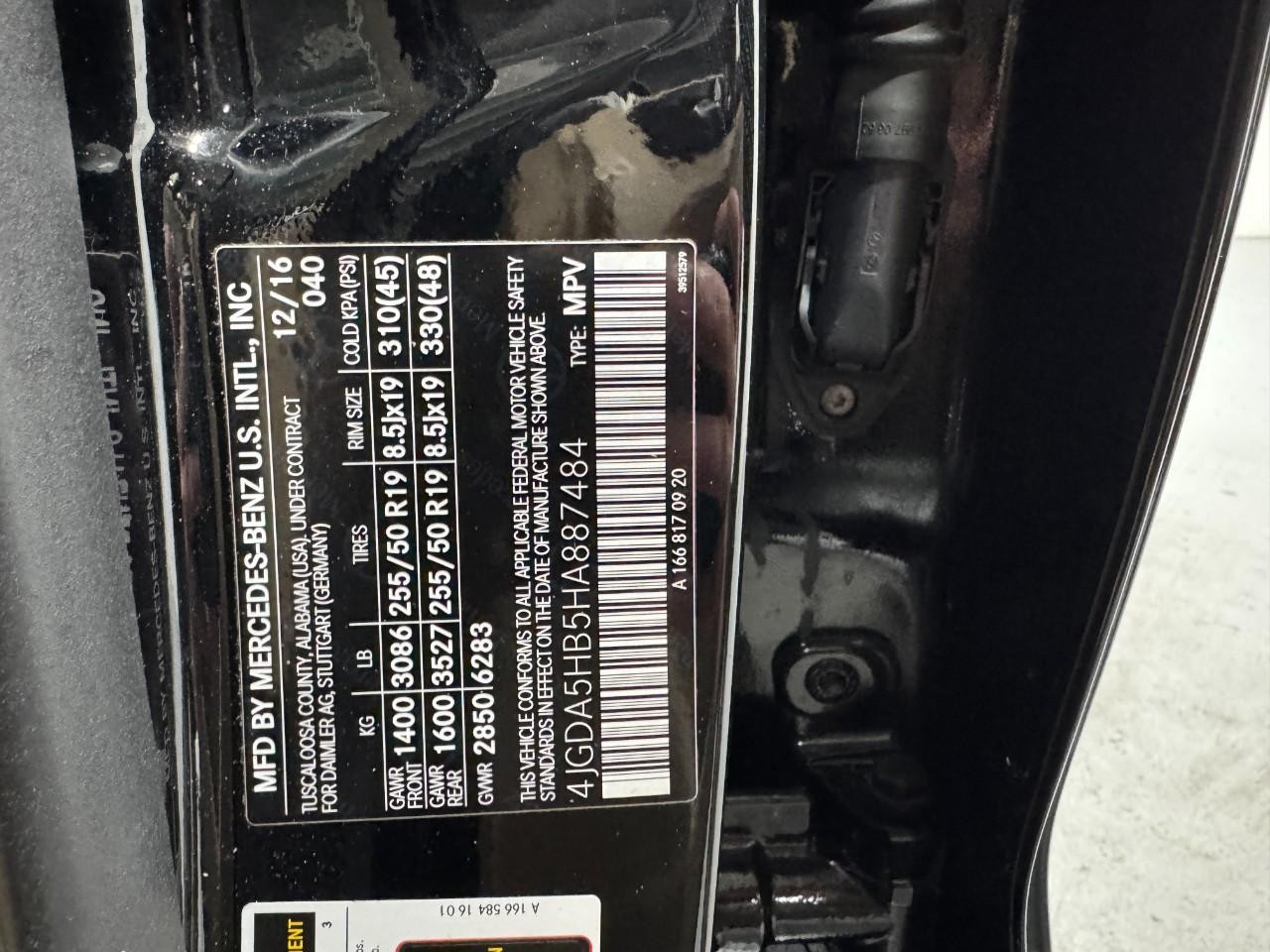 Mercedes-Benz GLE Vehicle Full-screen Gallery Image 36