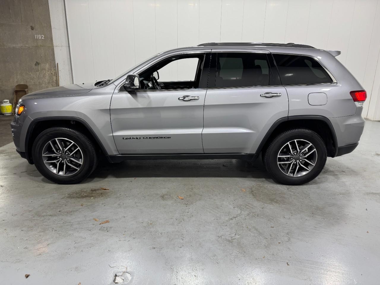 Jeep Grand Cherokee Vehicle Full-screen Gallery Image 2
