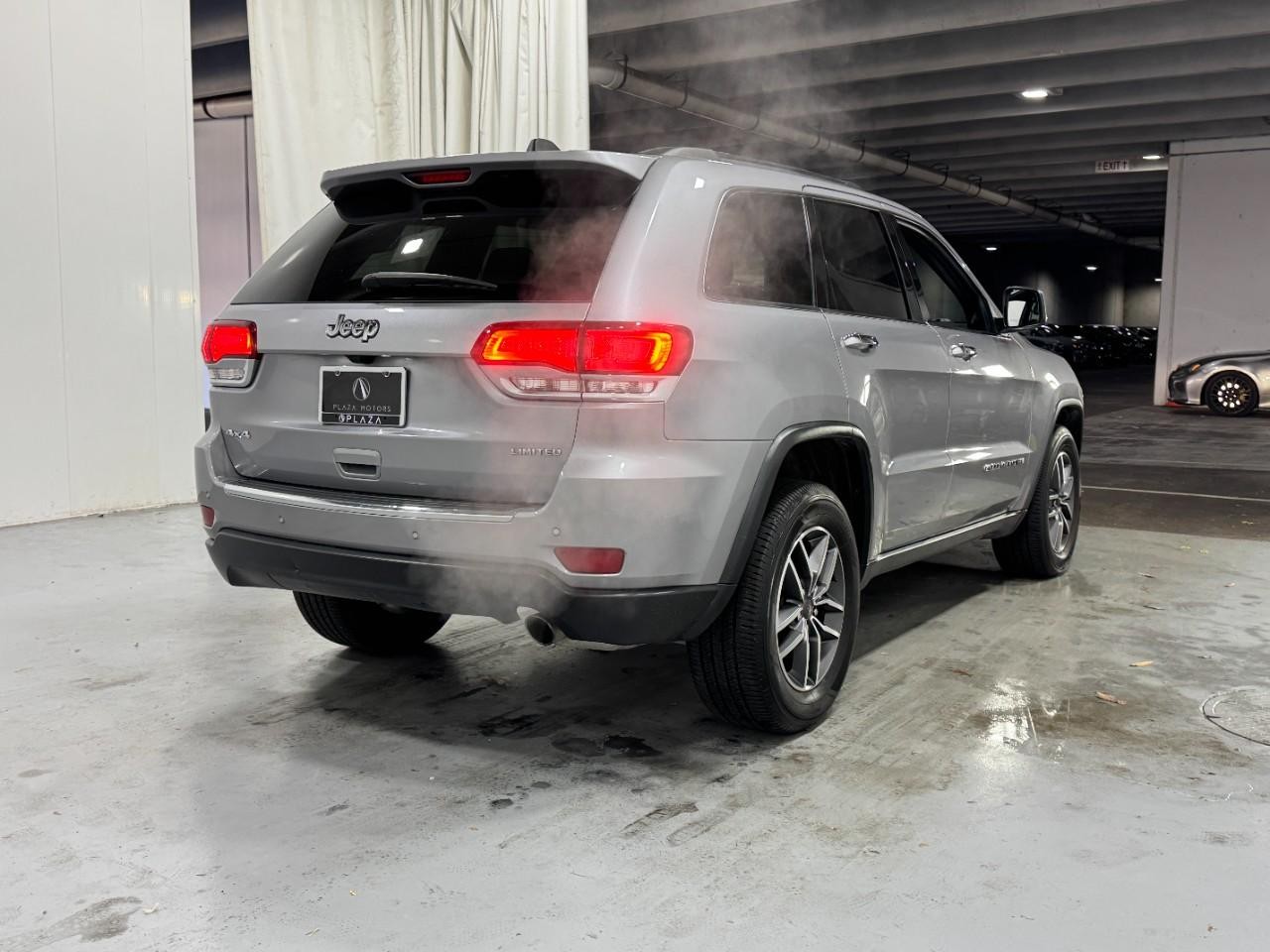 Jeep Grand Cherokee Vehicle Full-screen Gallery Image 4