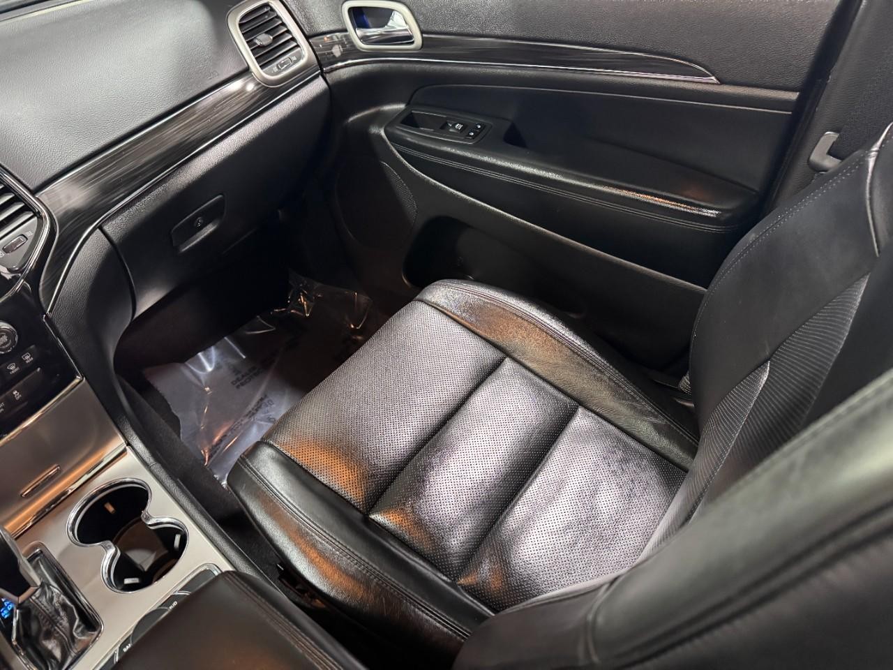 Jeep Grand Cherokee Vehicle Full-screen Gallery Image 17