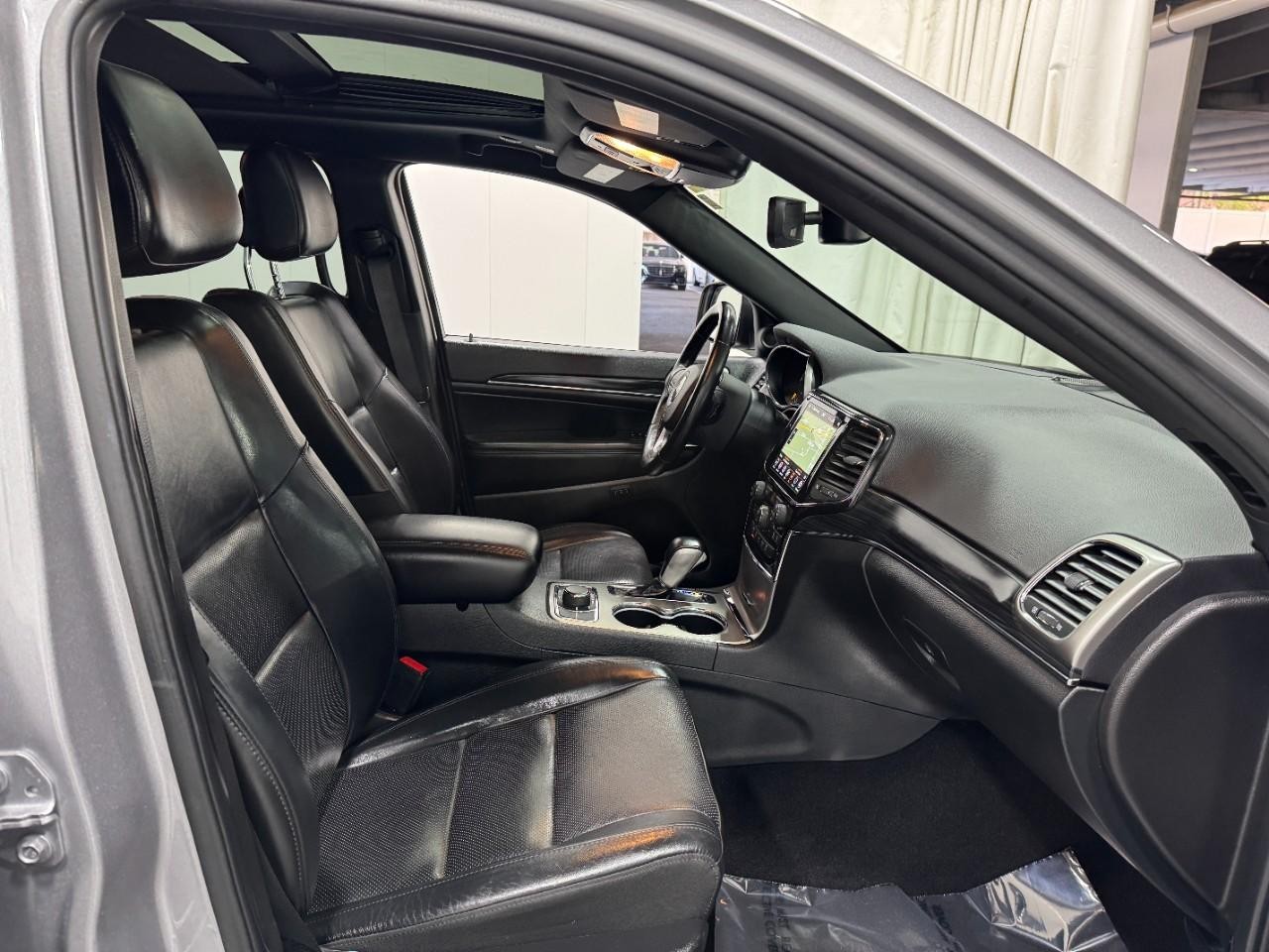 Jeep Grand Cherokee Vehicle Full-screen Gallery Image 18