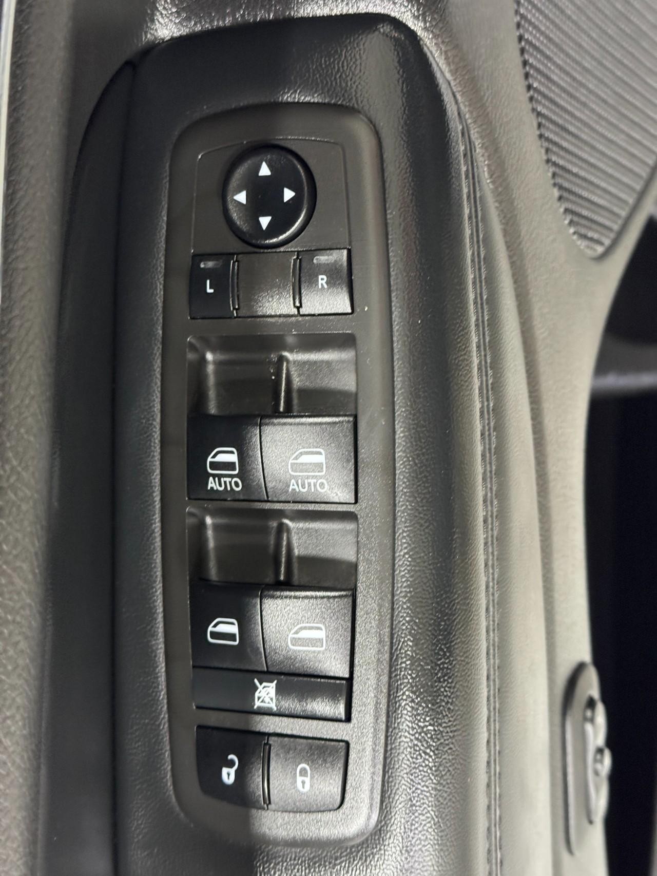 Jeep Grand Cherokee Vehicle Full-screen Gallery Image 22