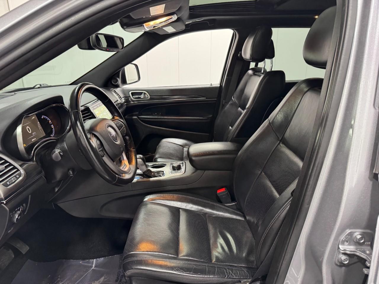 Jeep Grand Cherokee Vehicle Full-screen Gallery Image 24