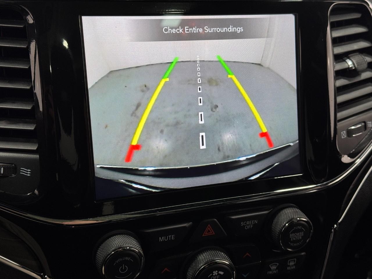 Jeep Grand Cherokee Vehicle Full-screen Gallery Image 31