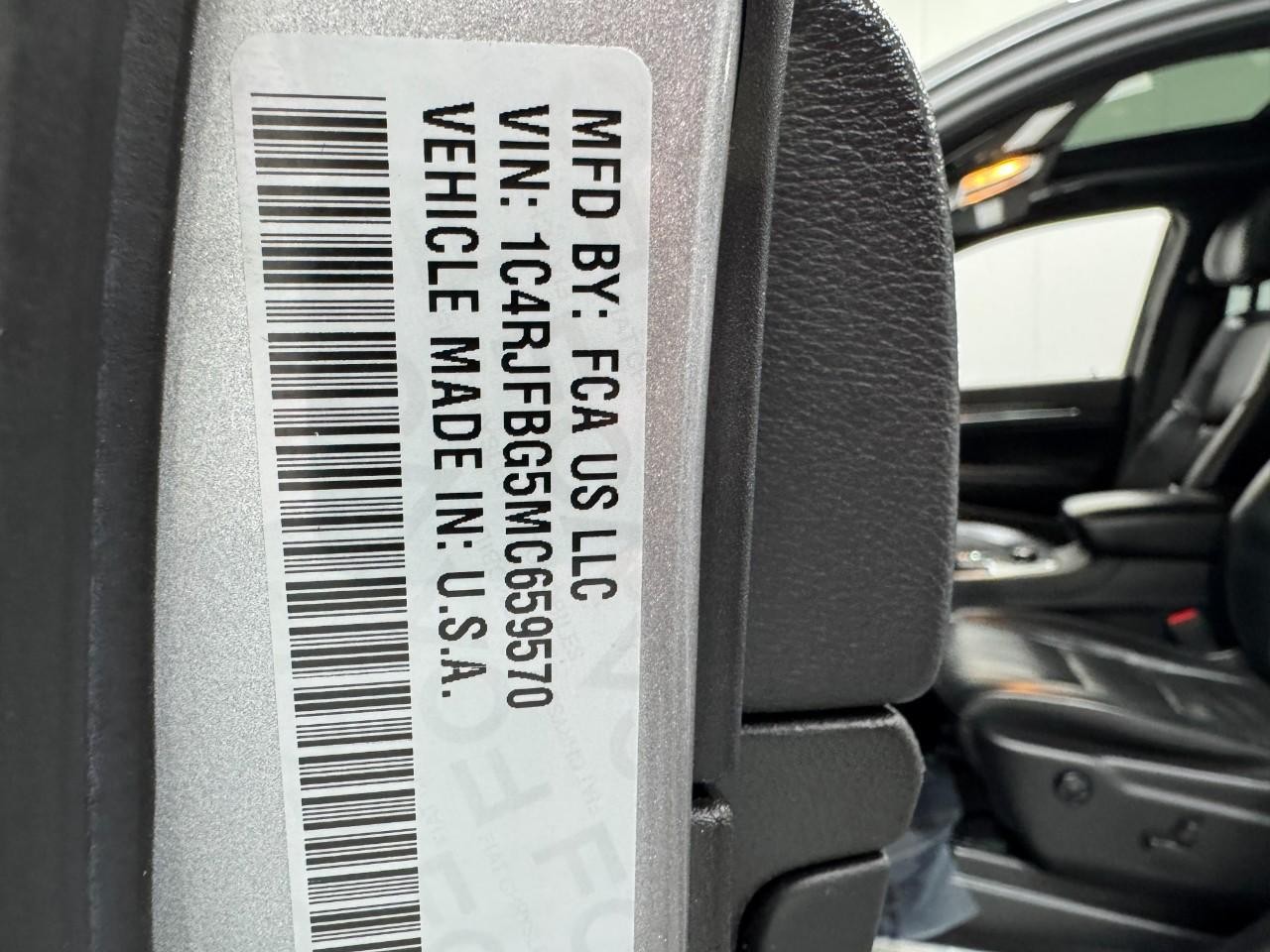 Jeep Grand Cherokee Vehicle Full-screen Gallery Image 32