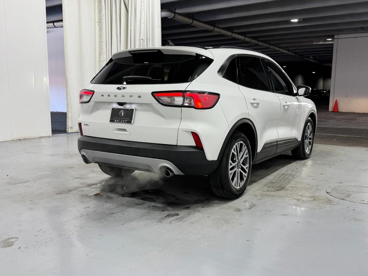 Ford Escape Vehicle Full-screen Gallery Image 4