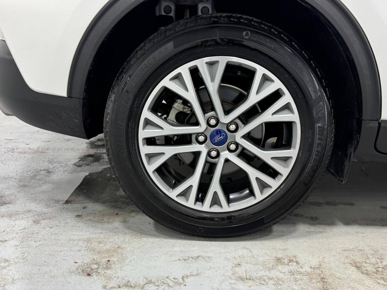 Ford Escape Vehicle Full-screen Gallery Image 5