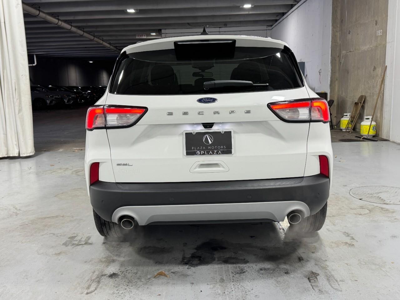 Ford Escape Vehicle Full-screen Gallery Image 9