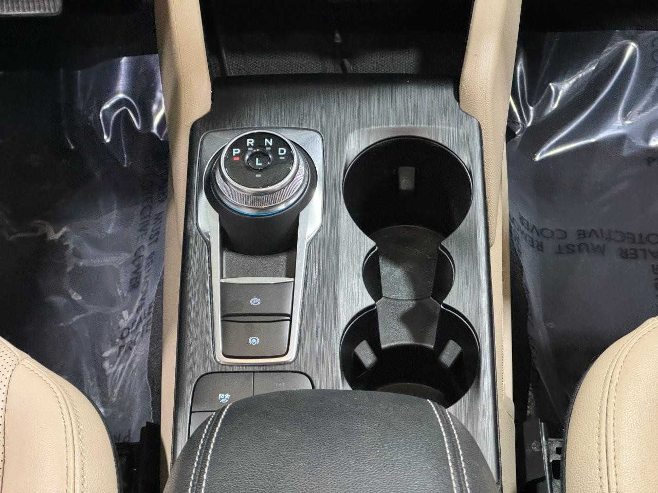 Ford Escape Vehicle Full-screen Gallery Image 16