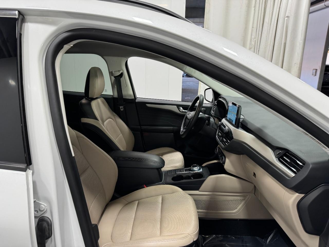 Ford Escape Vehicle Full-screen Gallery Image 18